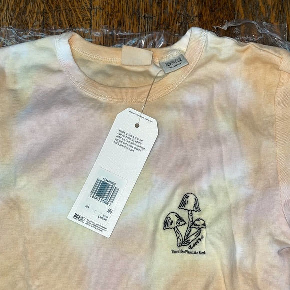 Levi’s tie dye tee 💫 🌈 - Picture 4 of 9